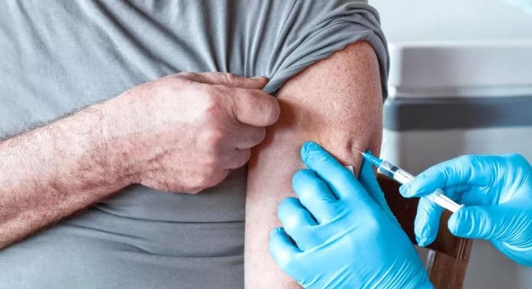Vaksinat për Covid-19 dhe grip në Angli zhvillohen më heret seç ishte menduar