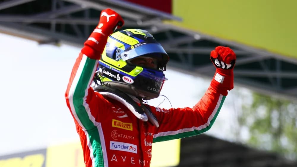 Bearman triumfues në Monza