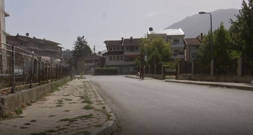 Grabitet postieri në Pejë: I maskuari ia vjedh çantën me 2 mijë euro (VIDEO)