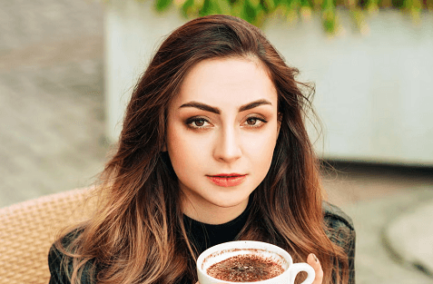 Katër trende virale të make-up në TikTok që do të dëshironi të provoni