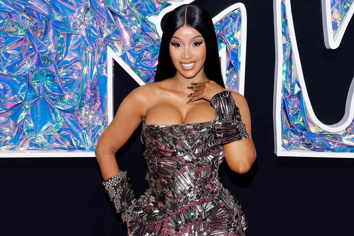 Cardi B vesh fustan të përbërë tërësisht nga kapëse flokësh