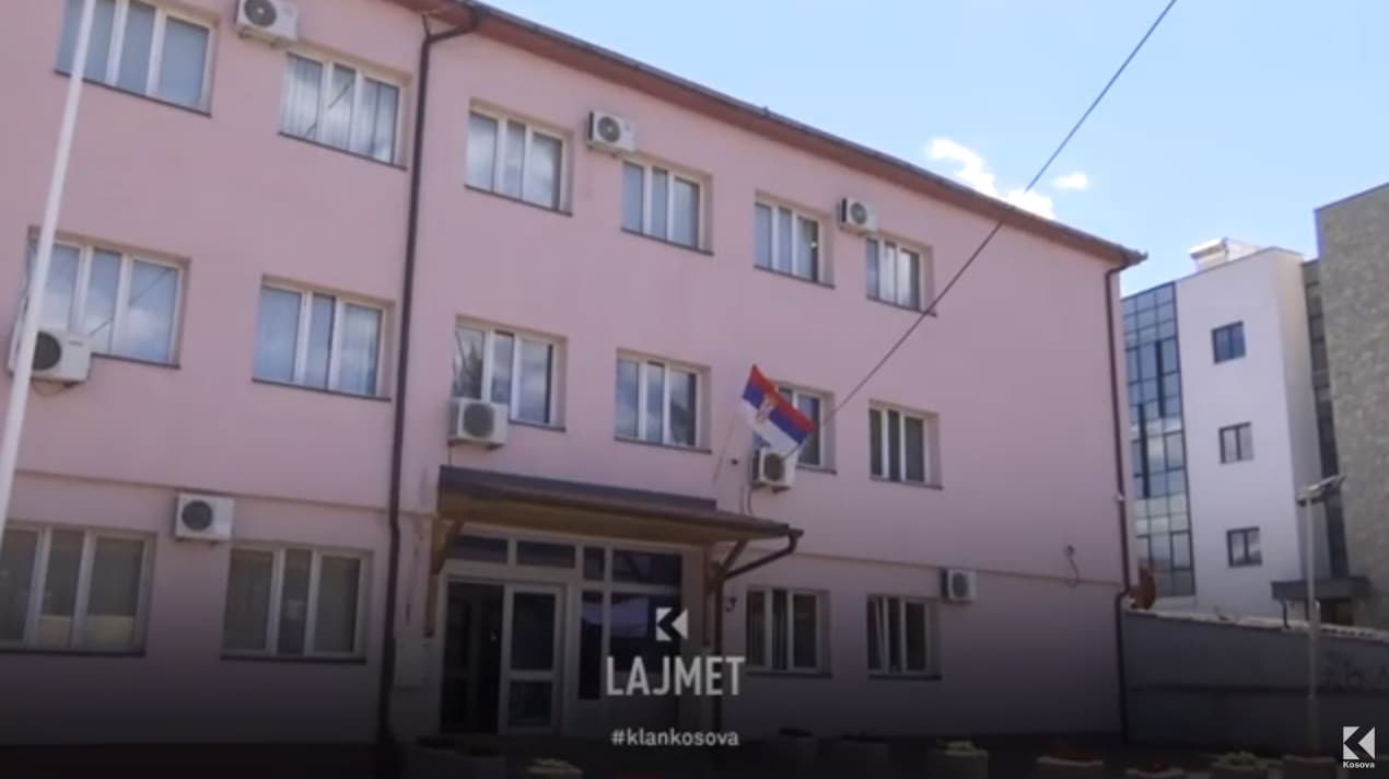 Vuçiqi e diti që Atiqi s’ia heq serbët nga ndërtesa në veri (VIDEO)