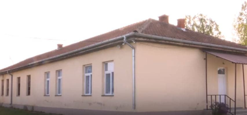 Drejtori serb i shkollës në Lipjan s’i lë komunarët të hyjnë brenda (VIDEO)