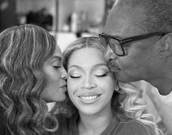 Beyoncé poston një foto të rrallë me prindërit
