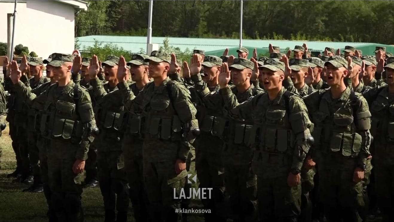 Ceremonia e FSK-së: Diplomojnë 302 ushtarë si Ademi e Hamza (VIDEO)