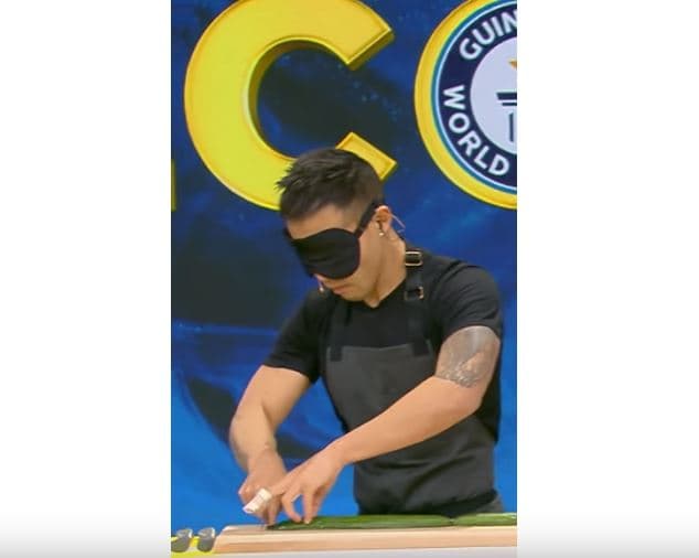 Kuzhinieri bodibillder, me sy të lidhur copëton kastravecin për rekordin Guinness (VIDEO)