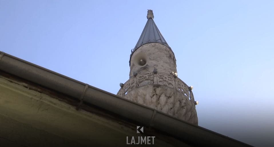 Rast i rrallë: Vdes në xhami teksa po e falte akshamin (VIDEO)
