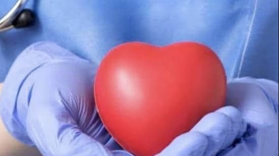 Pacientët me transplantim të zemrës me të ardhura të ulëta kanë shkallë më të lartë të vdekshmërisë