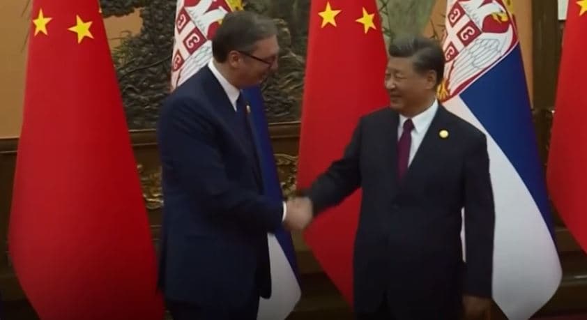 Vizita e “detyrueshme”: Vuçiqi s’pati qare pa shkuar në Kinë (VIDEO)