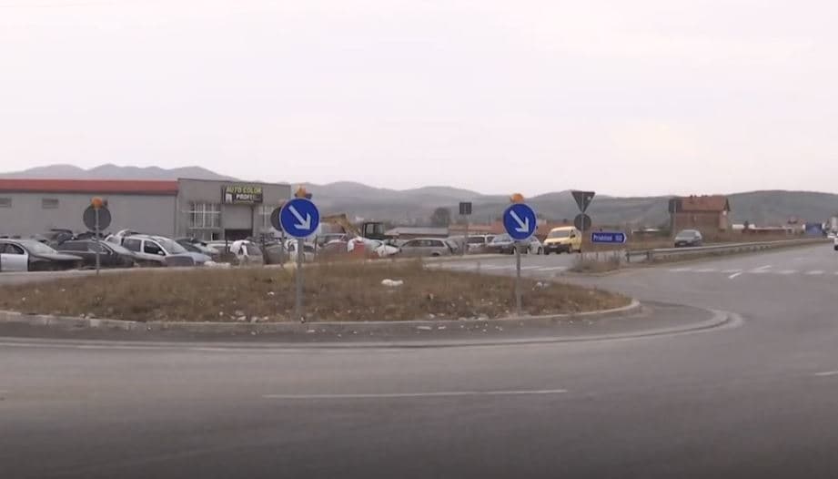 Incidenti i rrallë: Dy gra rrahin policët, pasi u ndalën në radar (VIDEO)