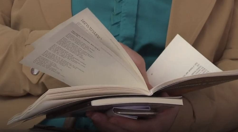 Ora letrare: Vjersha e poezi të rralla lexohen në Viti (VIDEO)
