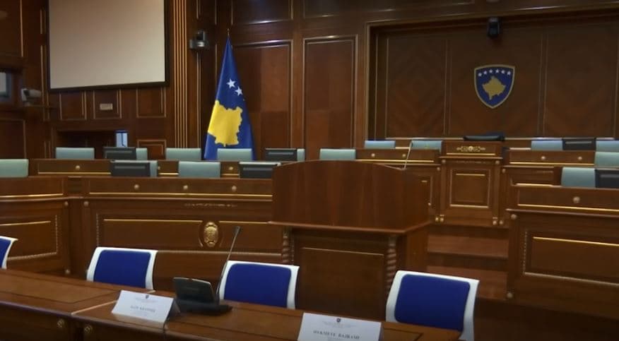 Kërkesa e deputetëve: Duan zyra, takimet jo më në kafene (VIDEO)