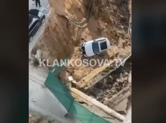 Prishtinë: Shembet dheu, vetura bie në gropë (VIDEO)