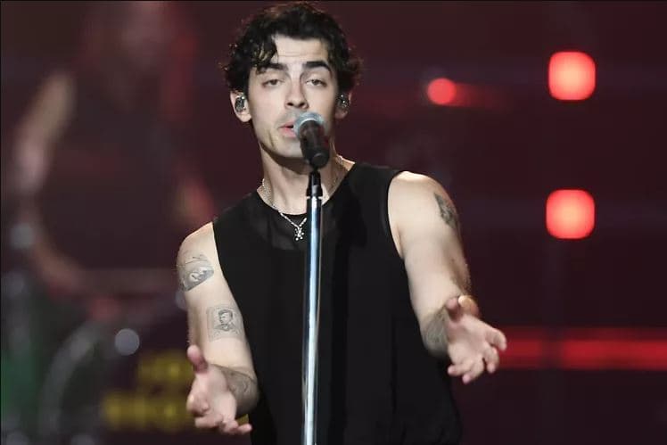 Joe Jonas reagon pas marrëveshjes së divorcit me ish-gruan Sophie Turner