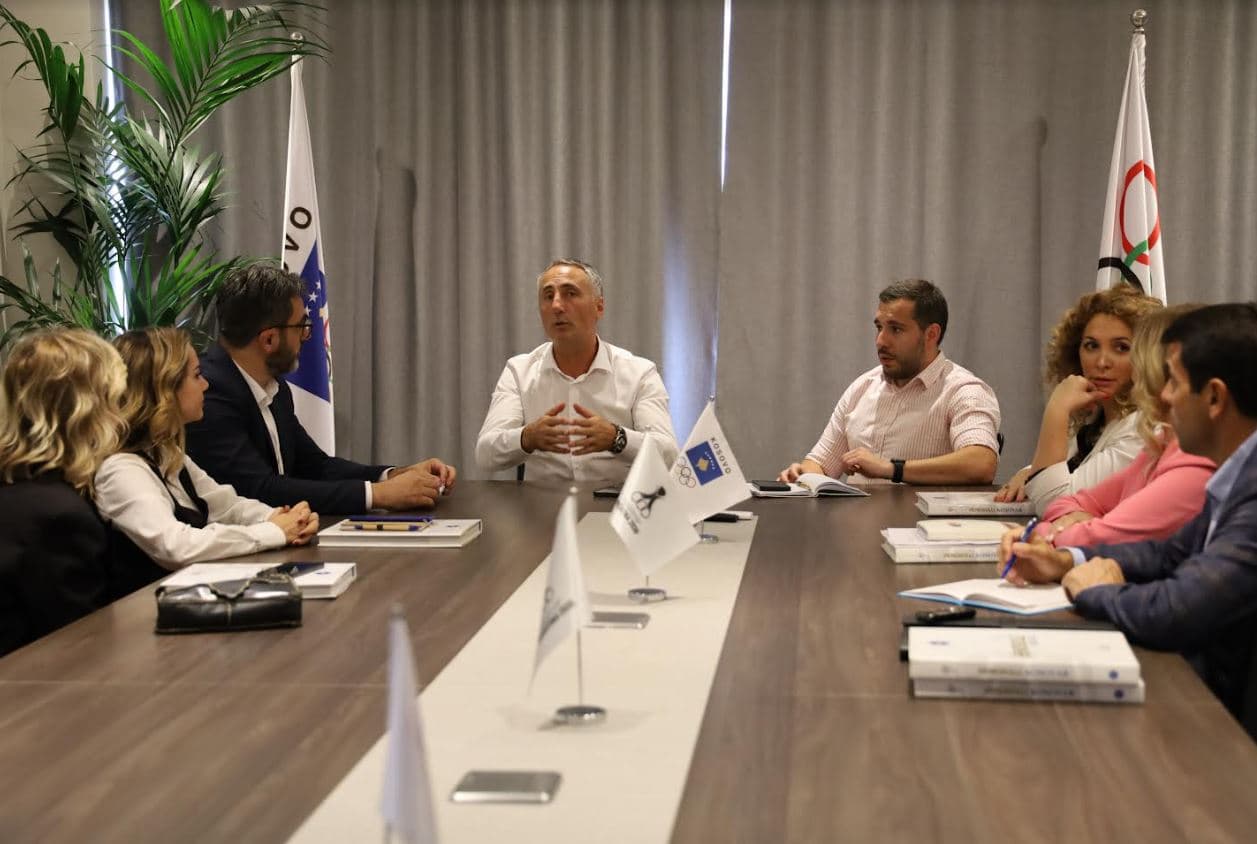 Zbatimi i ligjit të sponzorizimeve, disa deputetë vizitojnë KOK-un