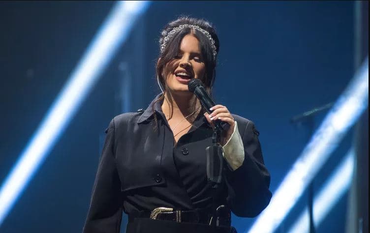 Lana Del Rey thotë se paratë e biletave në koncerte do t'i dhurojë për qytetet ku performon
