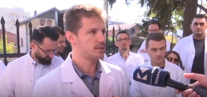 Specializantët bllokojnë hyrjen e Ministrisë së Shëndetësisë, s’u besojnë më premtimeve (VIDEO)