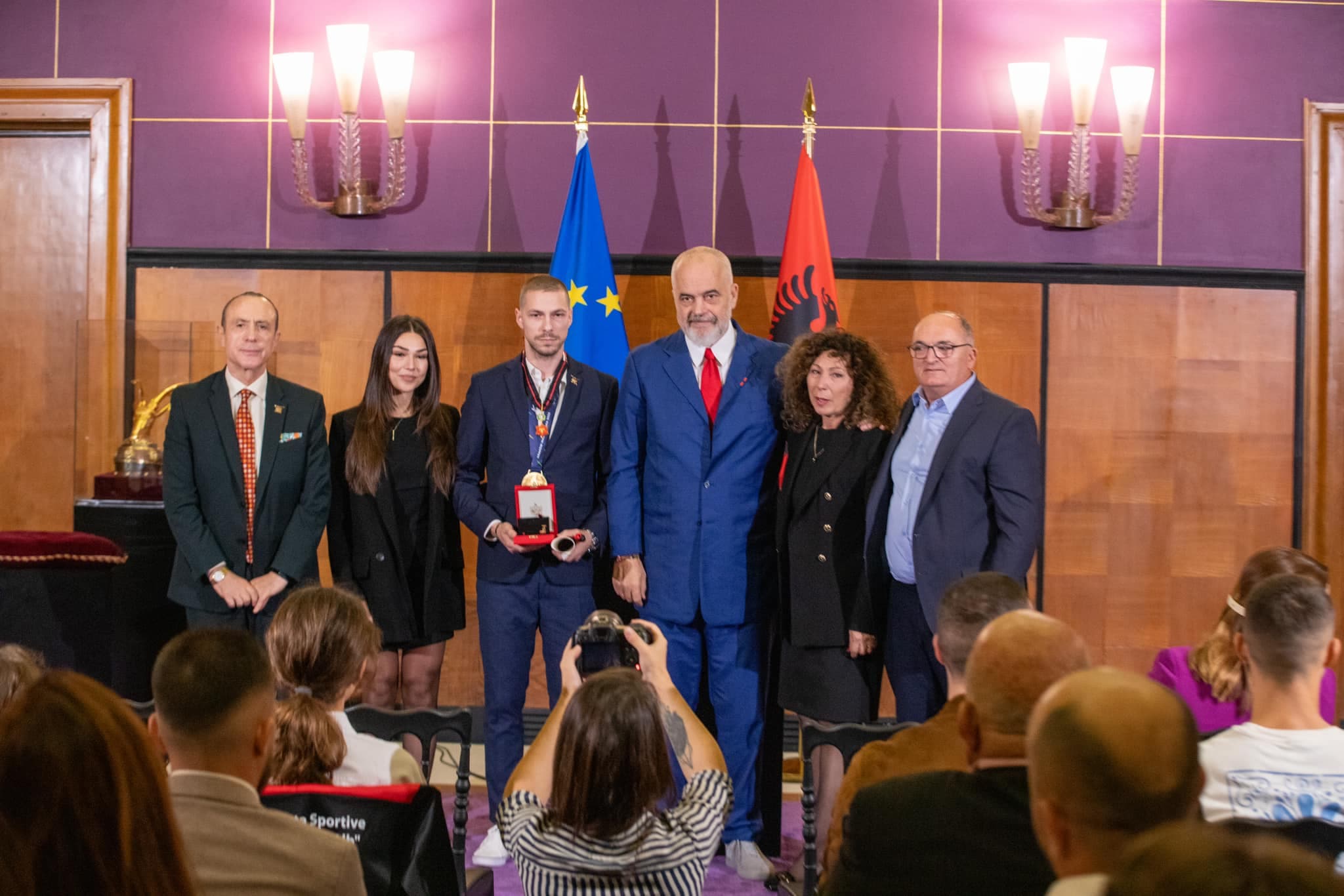 Alvin Karaqi u nderua sot me medaljen “Ylli i Mirënjohjes Publike”