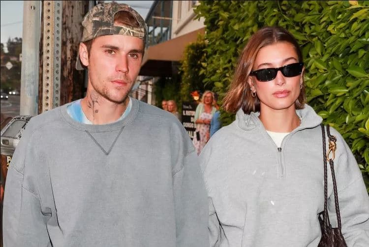 Hailey Bieber tregon se Justin Bieber i përdorë produktet e saj për fytyrë të kompanisë "Rhode"