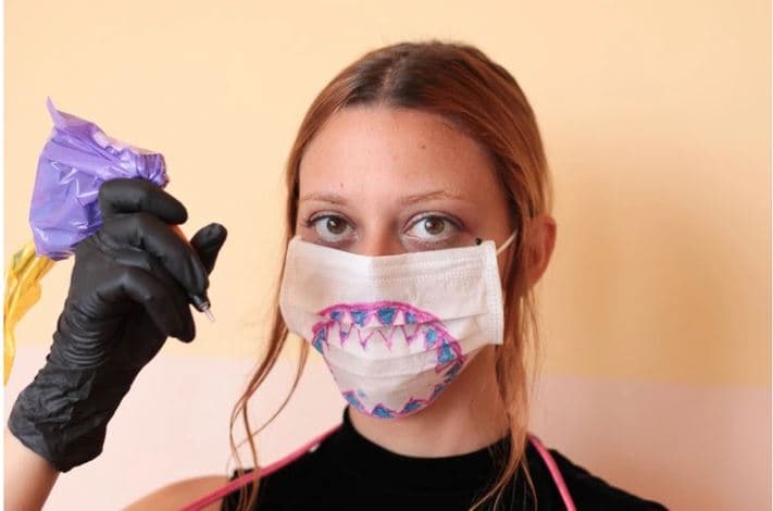 Njihuni me artistin e tatuazheve që nuk mund të vizatojë, por ka mijëra klientë