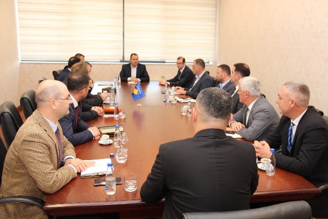 Ismaili takon drejtuesit e institucioneve financiare jobankare, diskutohet për disa procese