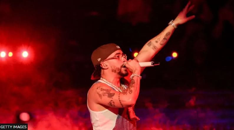 Bad Bunny i pakënaqur me këngën e inteligjencës artificiale që përdori zërin e tij
