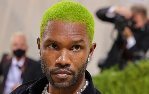 Frank Ocean provokon me copëza të këngës së re (VIDEO)