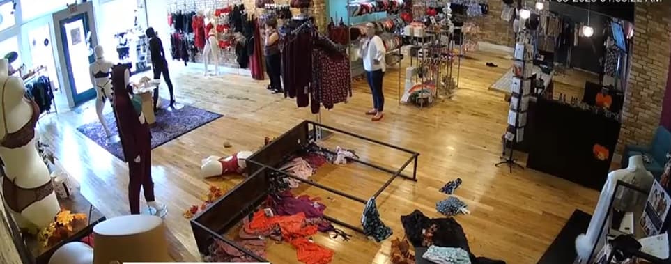 Dreri përplaset në dyqanin e të brendshmeve (VIDEO)