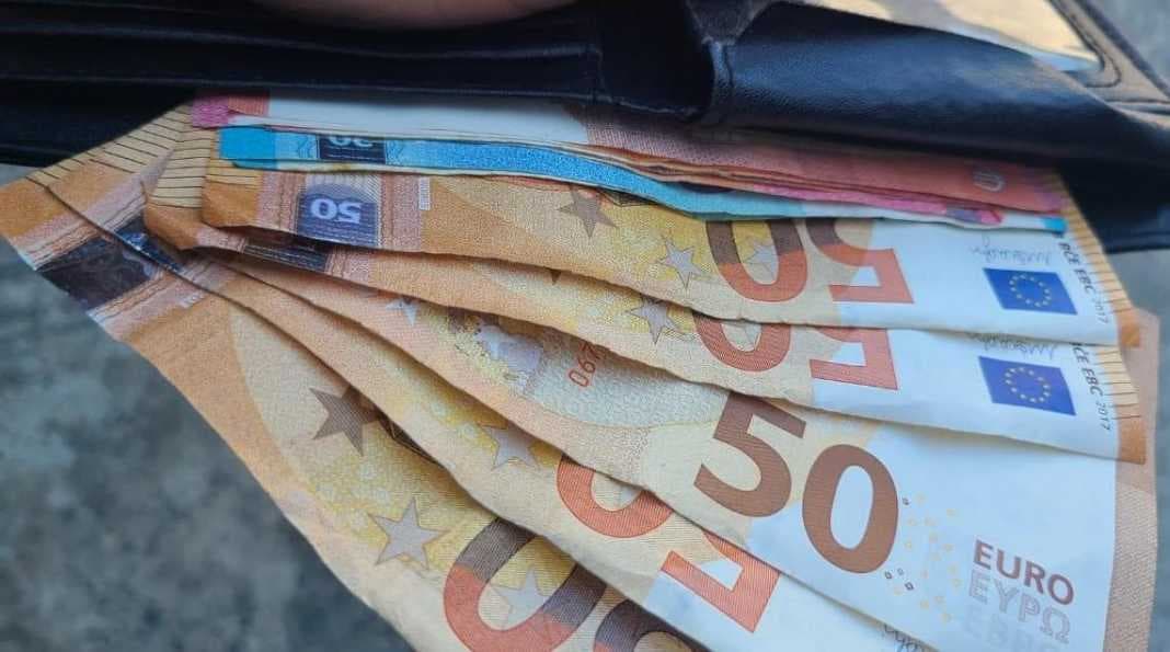 Euro këmbehet me 102.4 lekë, niveli më i ulët që nga muaji gusht