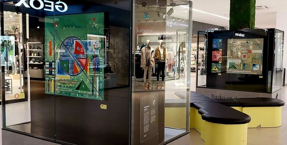 Vitrinat për promovimin e artistëve zbukurohen me pikturat e Hekuran Sokolit