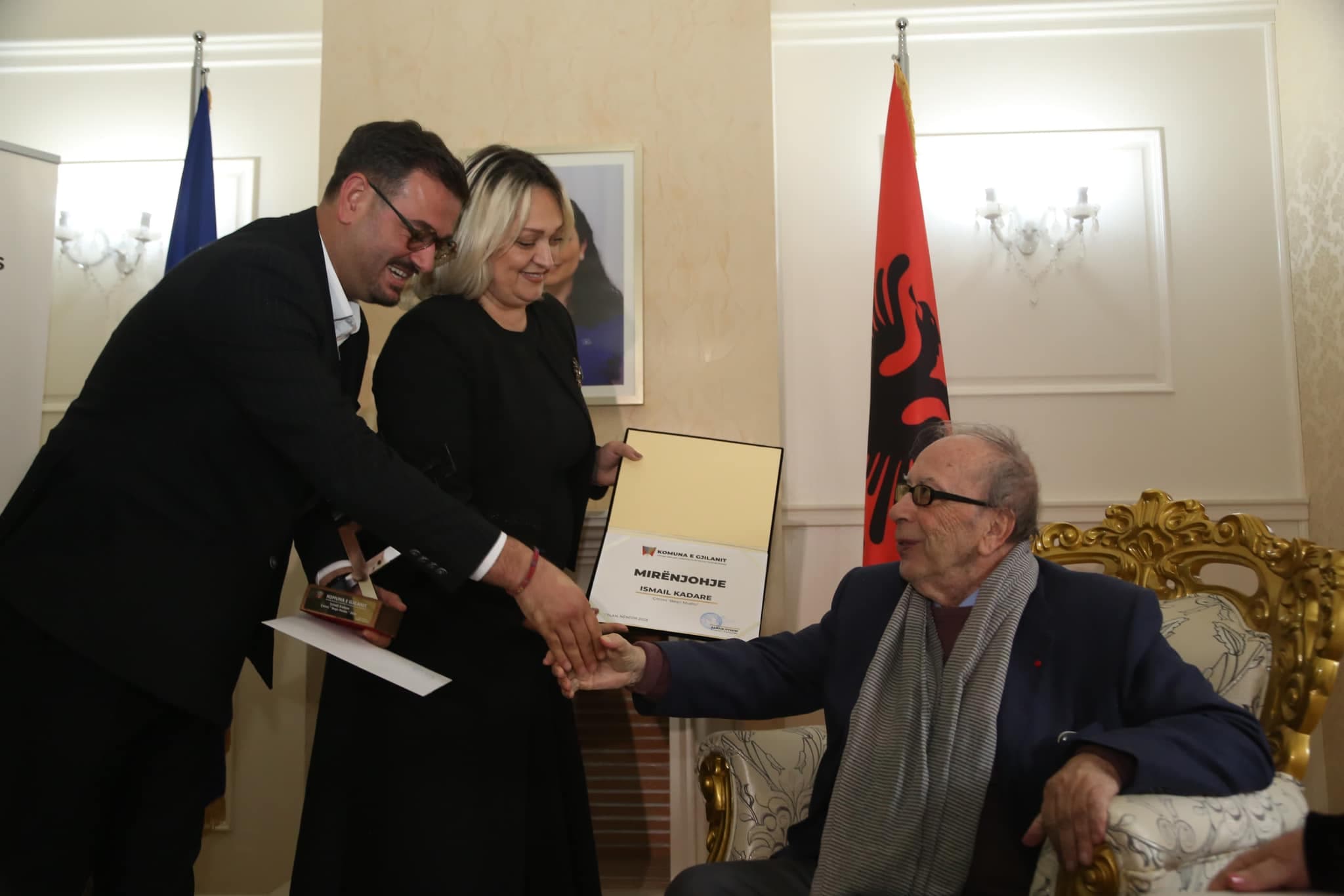 Në Ambasadën e Kosovës në Tiranë, letrarët e Gjilanit nderojnë Kadarenë me çmimin "Beqir Musliu"