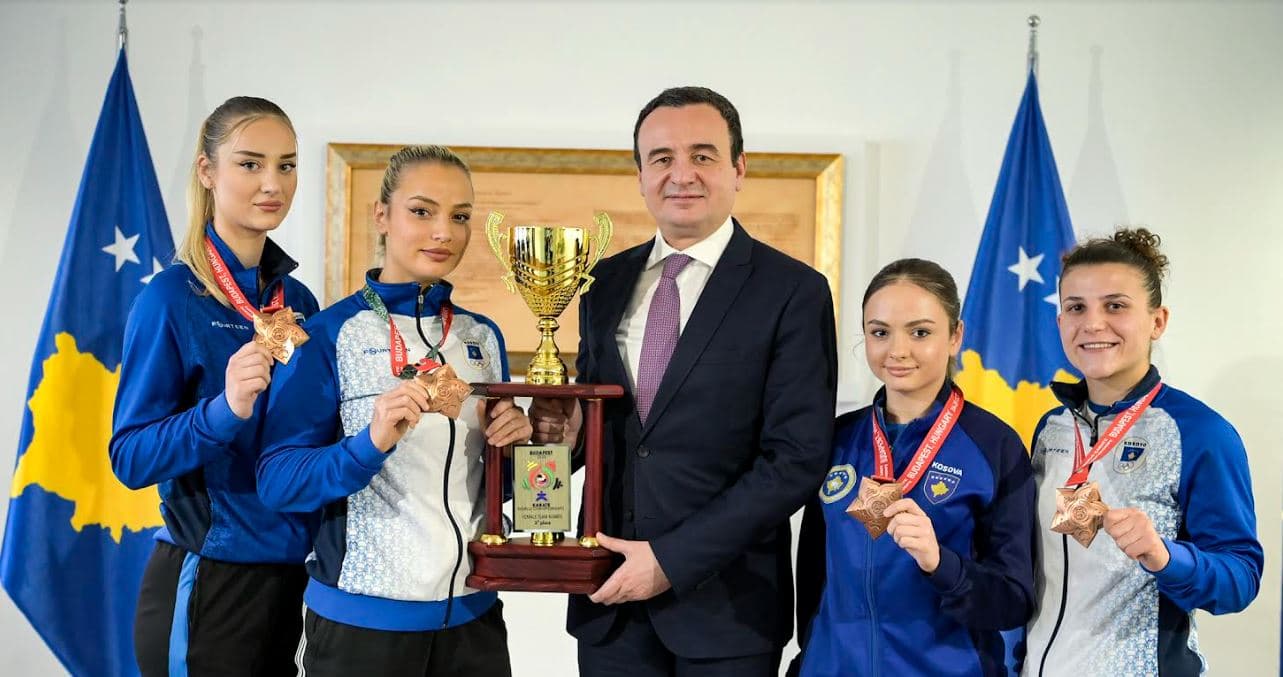 Kurti i mirëpriti karateistet e Kosovës, fituese të medaljes së bronztë në Botëror