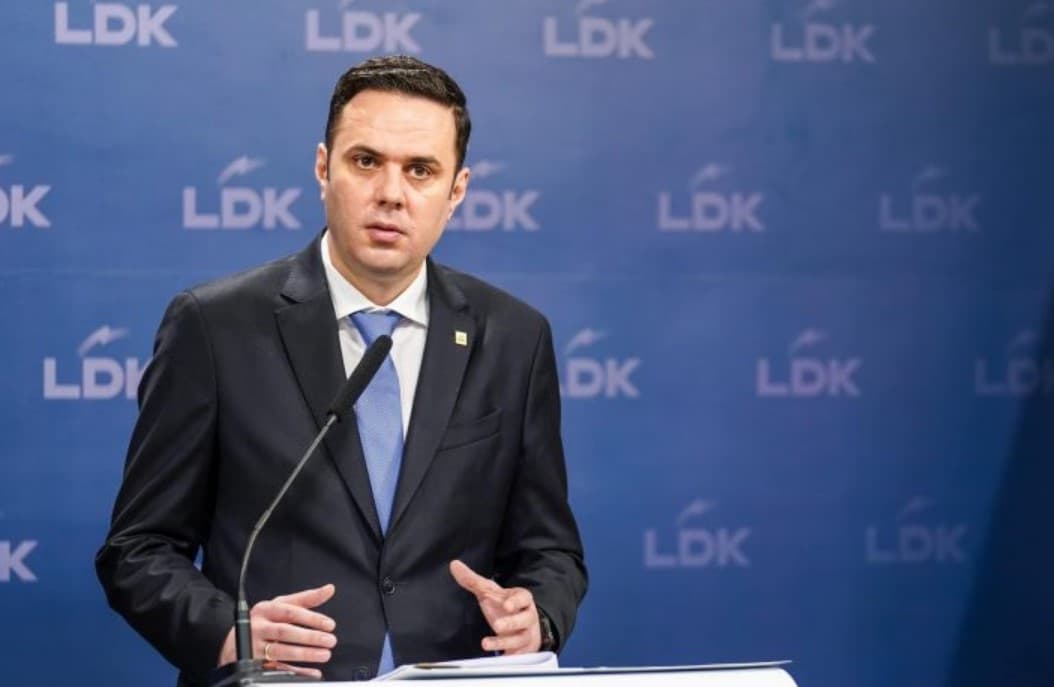 “Pa procedura, pa konkurrencë, me muhabet”, Abdixhiku shpjegon dhënien e 781 tenderëve njëburimor nga qeveria
