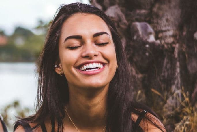 7 truke të thjeshta që mund t'ju ndihmojnë të bëni dhëmbë të bardhë pa i zbardhur