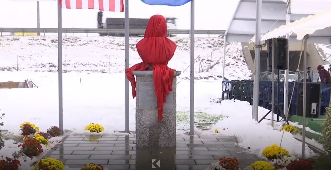 Ngrihet edhe një bust për Hasan Prishtinën (VIDEO)