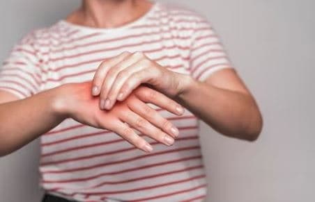 Jeni të fiksuar pas kërcitjes së kyçeve? Kemi një lajm të mirë për ju