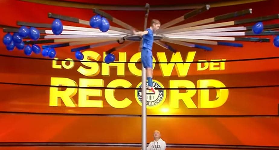 Adoleshenti trampolinist shpërthen tullumbacet teksa bën salto për rekord botëror (VIDEO)