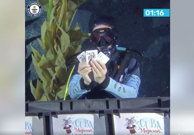 13-vjeçarja thyen rekordin botëror për truket magjike nënujore (VIDEO)
