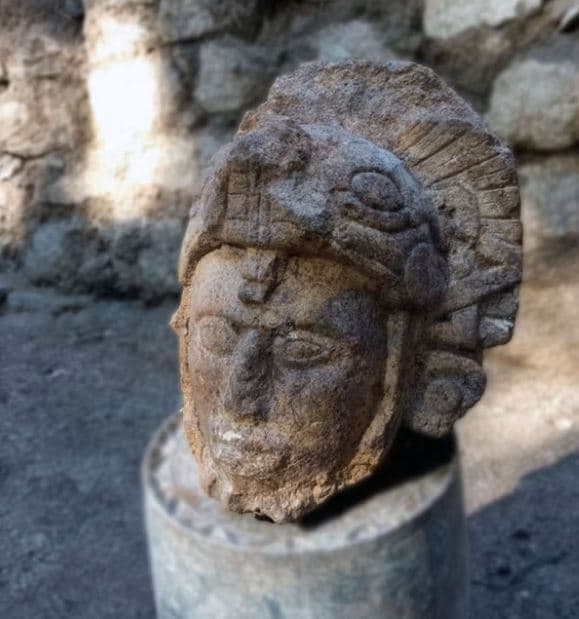 Arkeologët gjejnë statujën e çuditshme të luftëtarit "Maya" me helmetë në formë gjarpri