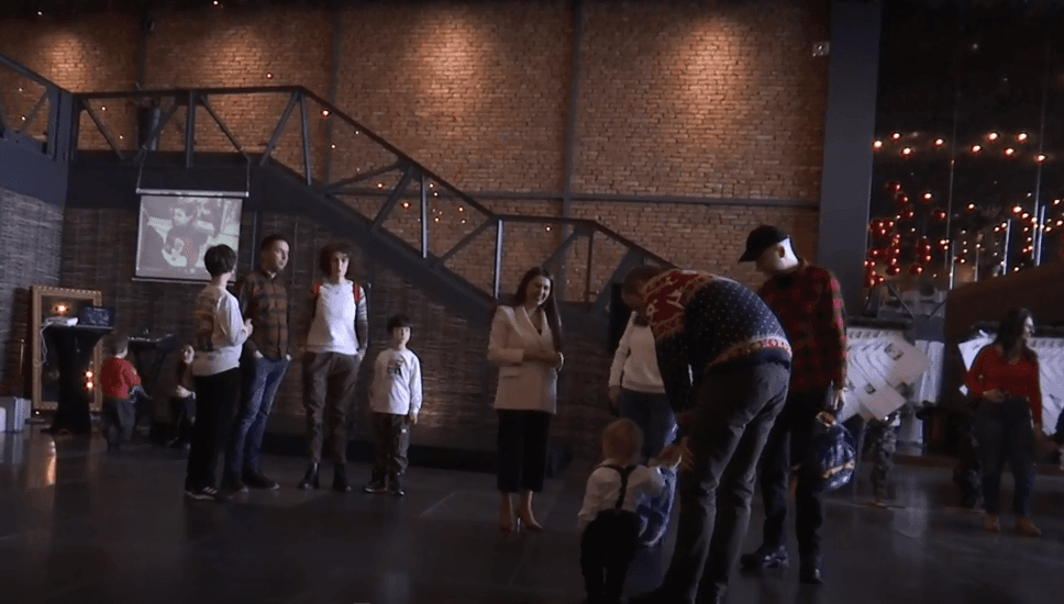 Organizimi në Klan Arena: Fëmijët mbledhin para për të sëmurët (VIDEO)