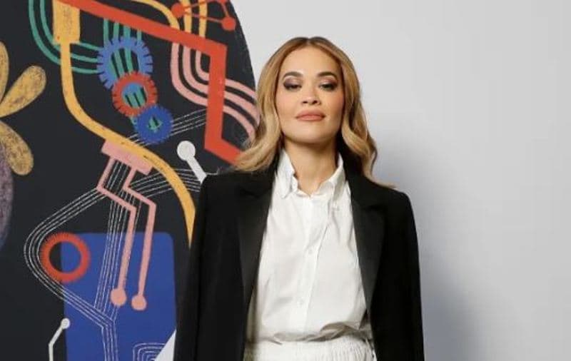 "The Sun": Rita u kthye në atdhe për një dokumentar mbi kulturën e rinisë së Kosovës