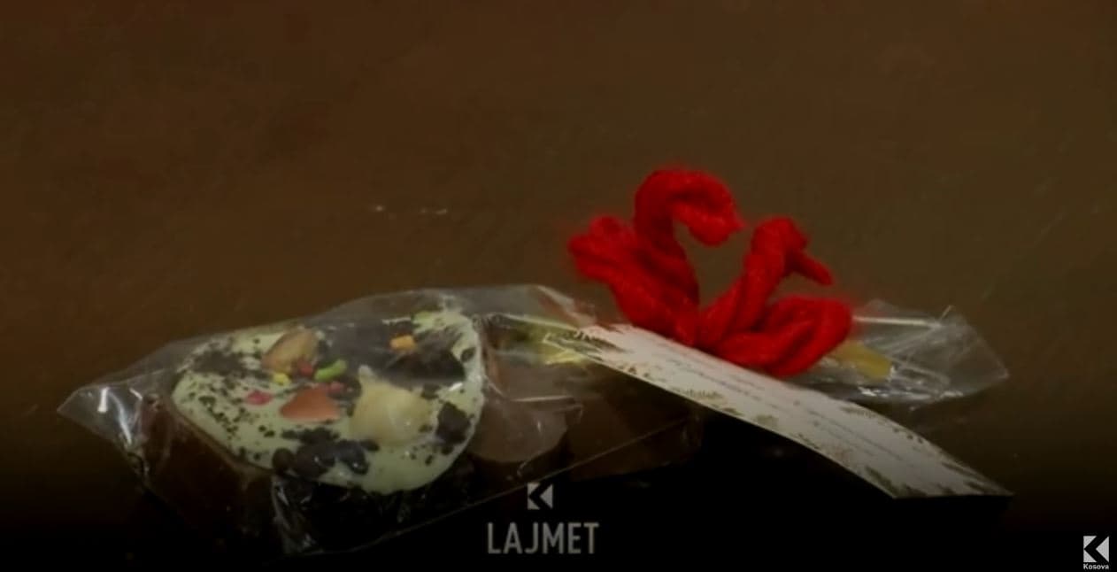 Kurti për fundvit i uron deputetët me çokollata (VIDEO)