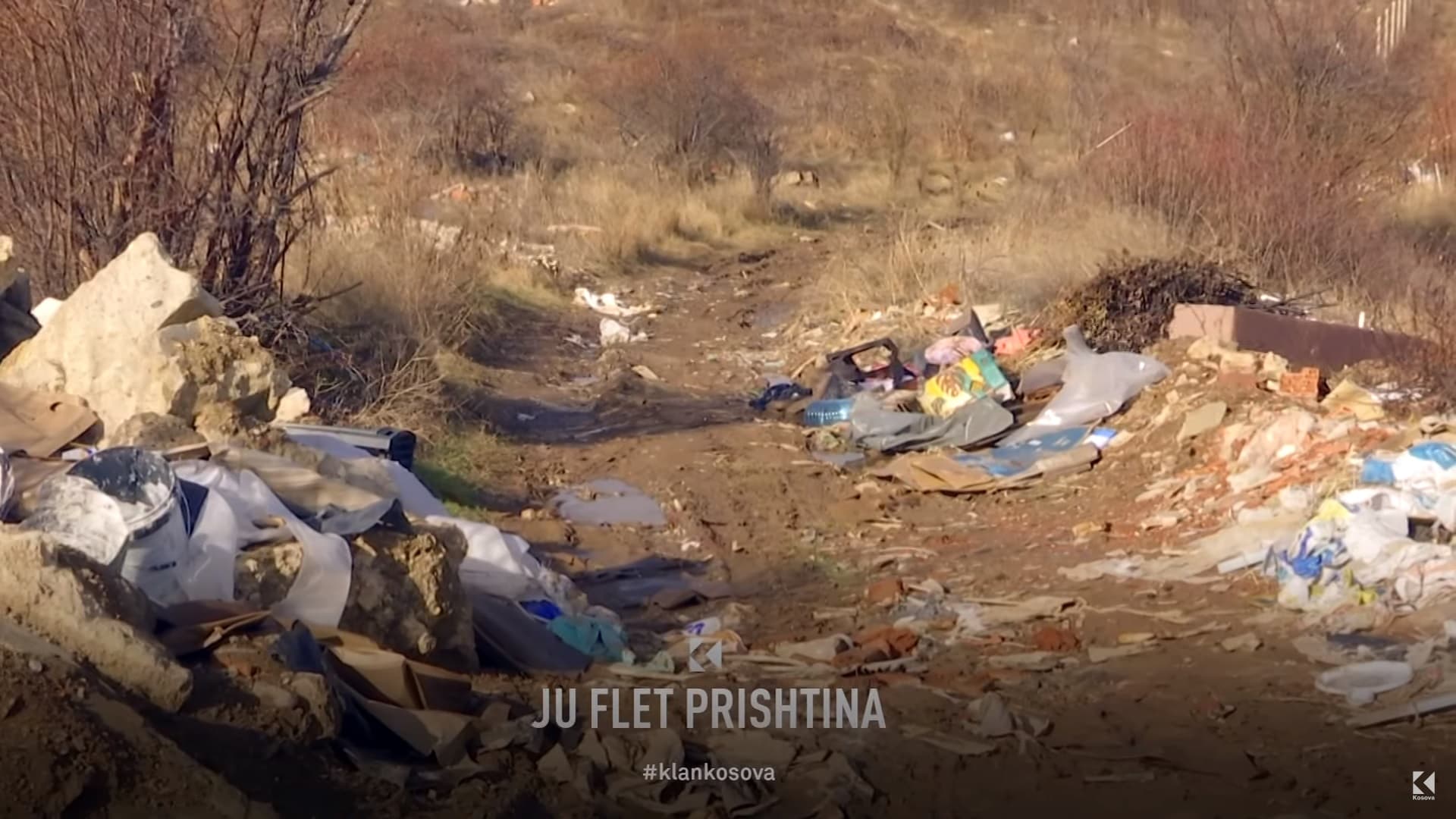 Rruga në “Kodrën e Trimave” pa asfalt e me plot mbeturina – s’pritet përmirësim as më 2024 (VIDEO)