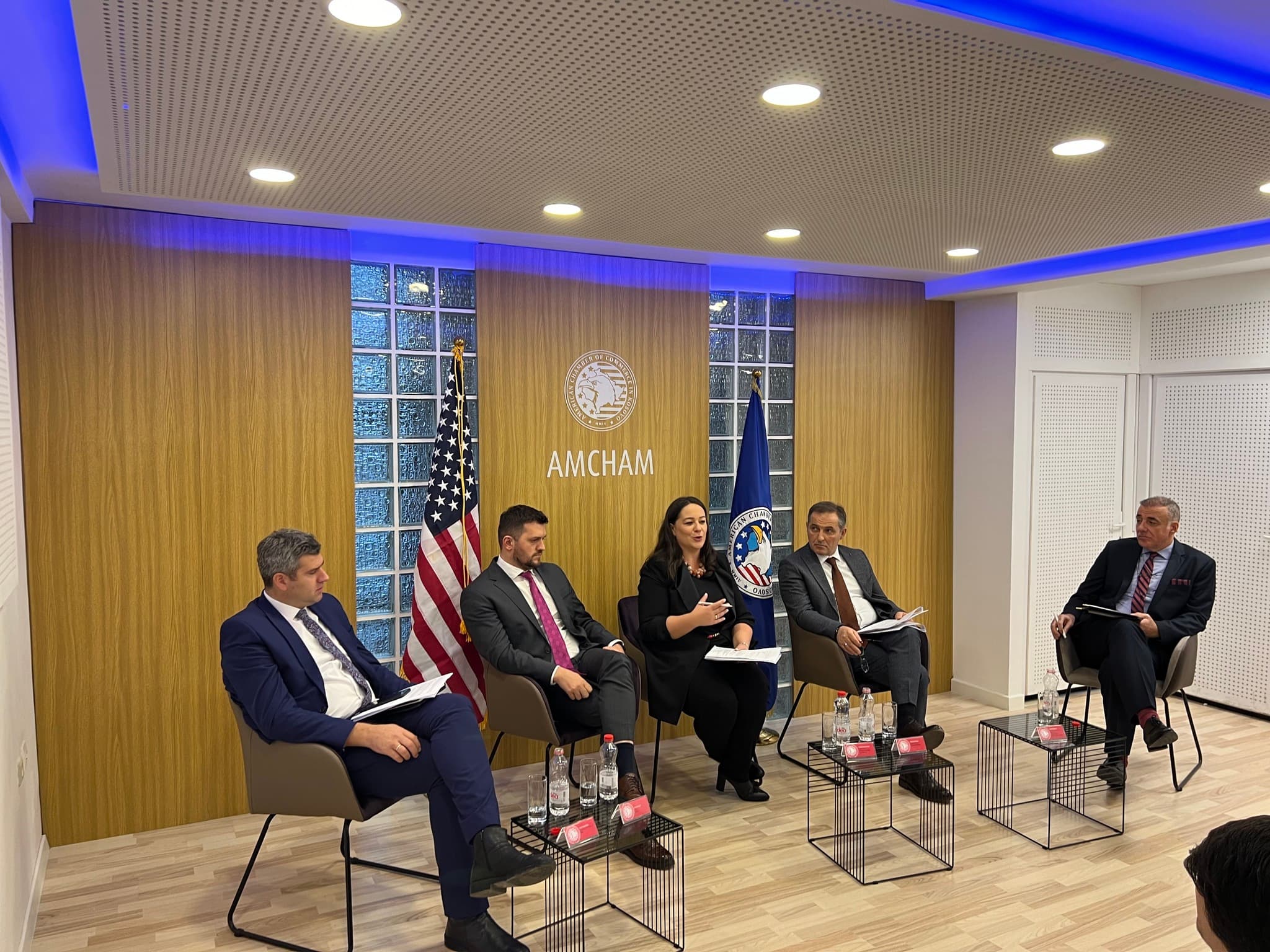 Institucionet e energjisë diskutojnë me biznesmenë sigurinë e furnizimit me rrymë