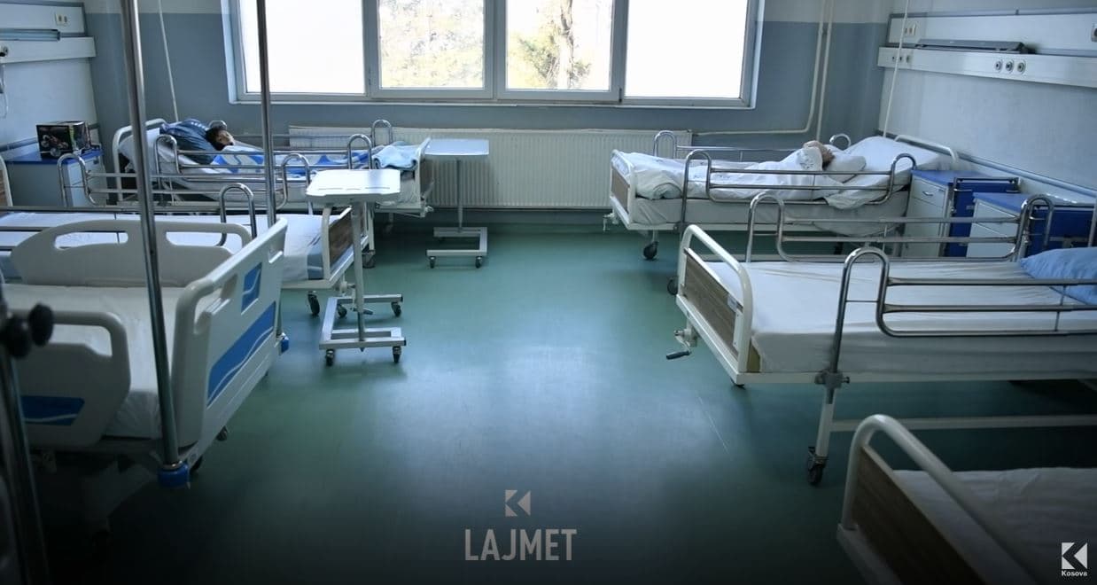 Kurioziteti në Mitrovicë: Operohen dy pacientë me 100 vjet dallim në moshë (VIDEO)