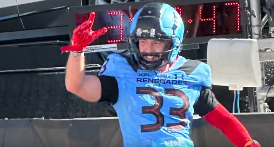 Vrapon në maratonë me uniformë futbolli amerikan për të thyer rekordin Guinness (VIDEO)