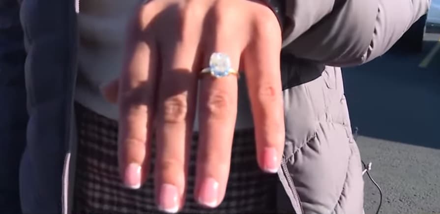 Unaza e fejesës humbi në ndalesë pushimi, u kthye nga një i panjohur (VIDEO)