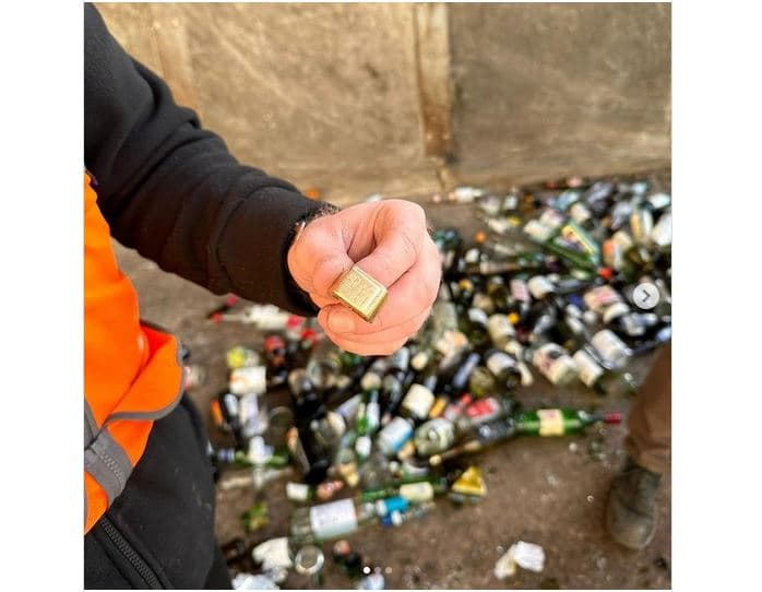 Punëtorët e qendrës së riciklimit ribashkojnë burrin me unazën e humbur
