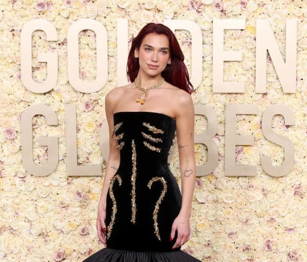 Dua Lipa mahnit në Golden Globes, vesh fustanin me copëza ari e diamanti