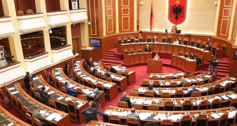 Kuvendi i Shqipërisë mban 1 minutë heshtje për gjyqtarin Astrit Kalaja